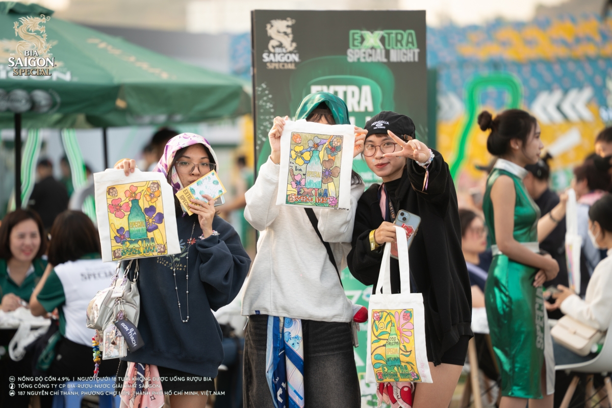 Khách tham dự hào hứng tham gia các hoạt động tương tác tại sự kiện  “Extra Special Night”