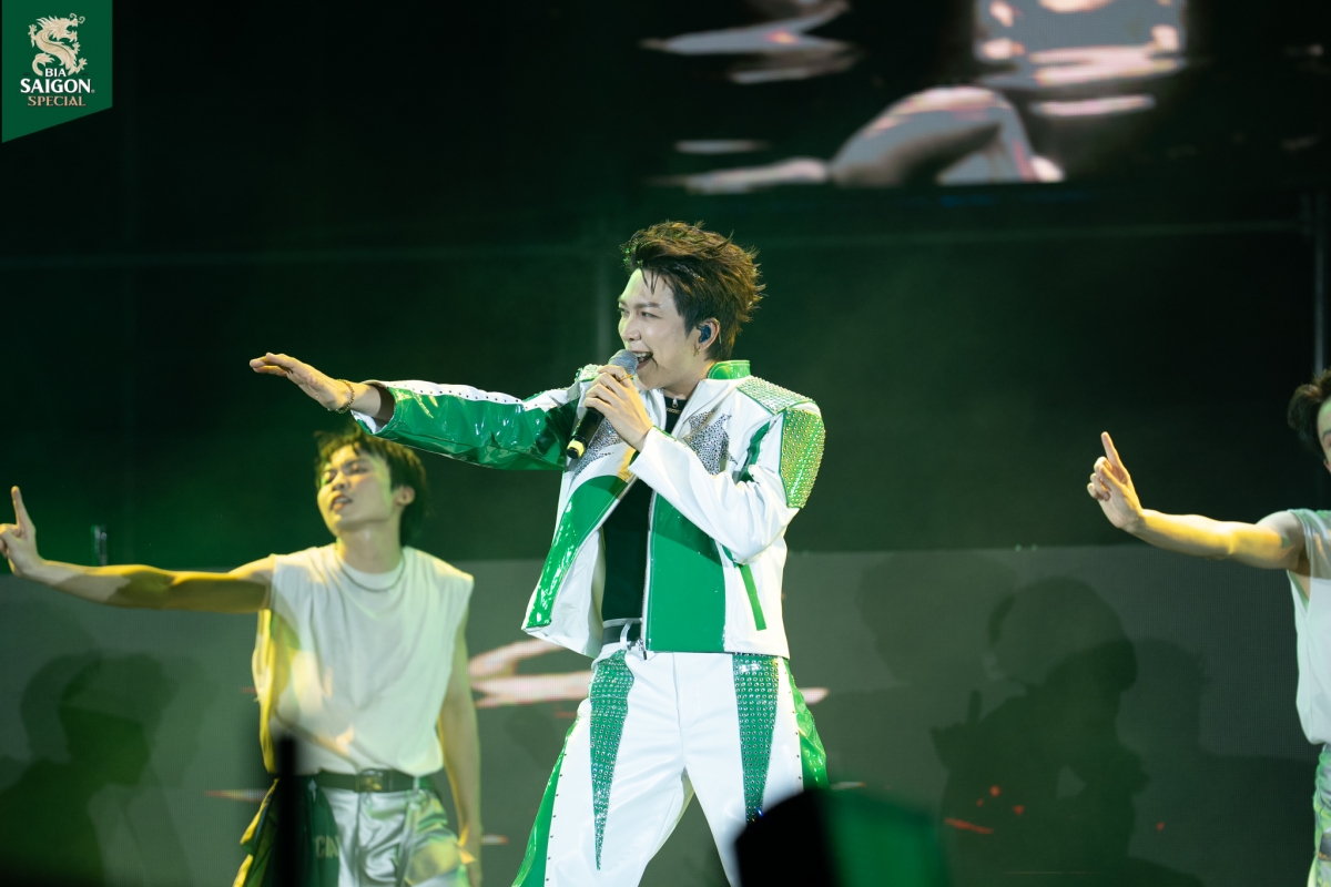 Những màn trình diễn bùng nổ của dàn nghệ sĩ góp phần khuấy động không khí lễ hội tại “Extra Special Night”.