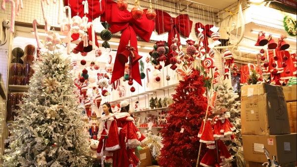 Phố Hàng Mã rực rỡ sắc màu Giáng sinh, sức mua vẫn trầm lắng