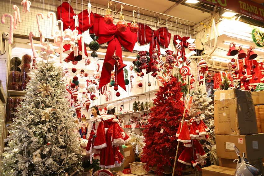Phố Hàng Mã rực rỡ sắc màu Giáng sinh, sức mua vẫn trầm lắng