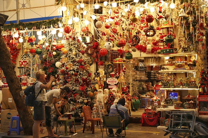 Phố Hàng Mã rực rỡ sắc màu Giáng sinh, sức mua vẫn trầm lắng