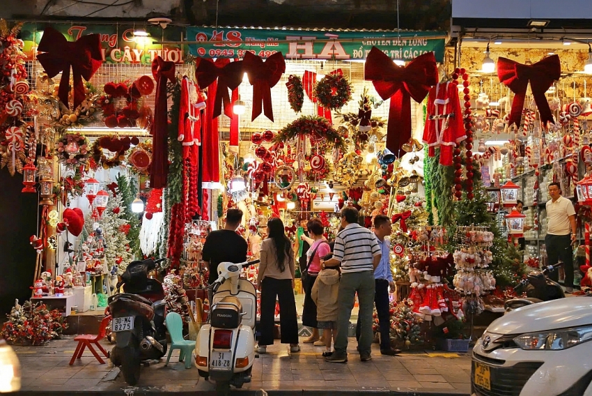 Phố Hàng Mã rực rỡ sắc màu Giáng sinh, sức mua vẫn trầm lắng