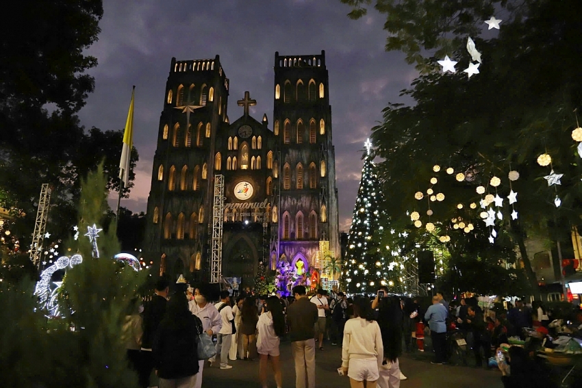 Phố Hàng Mã rực rỡ sắc màu Giáng sinh, sức mua vẫn trầm lắng