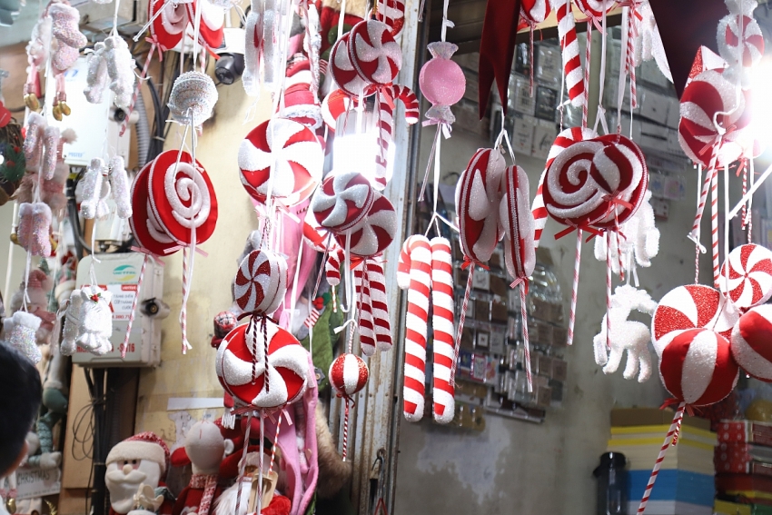 Phố Hàng Mã rực rỡ sắc màu Giáng sinh, sức mua vẫn trầm lắng