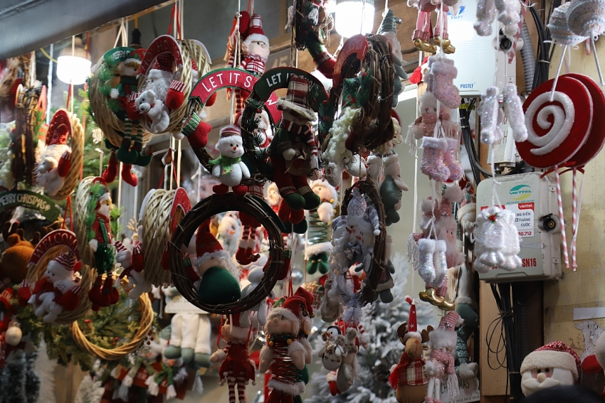 Phố Hàng Mã rực rỡ sắc màu Giáng sinh, sức mua vẫn trầm lắng