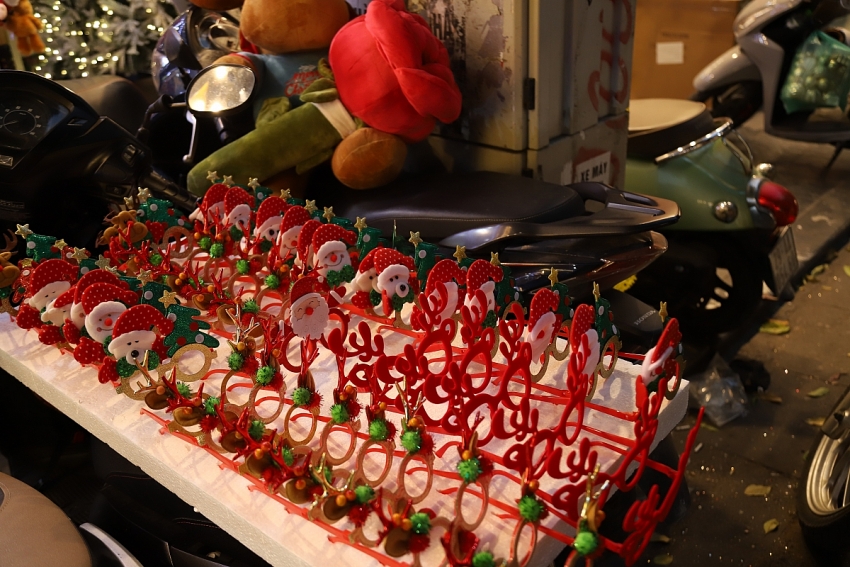 Phố Hàng Mã rực rỡ sắc màu Giáng sinh, sức mua vẫn trầm lắng