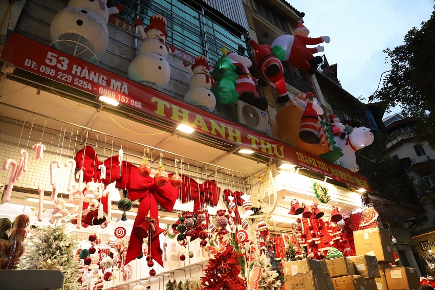Phố Hàng Mã rực rỡ sắc màu Giáng sinh, sức mua vẫn trầm lắng
