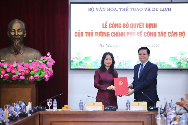 Phó Thủ tướng Chính phủ Mai Văn Chính trao Quyết định của Thủ tướng Chính phủ về việc tiếp nhận, bổ nhiệm đồng chí Lâm Thị Phương Thanh - Ủy viên Ban Chấp hành Trung ương Đảng, Phó Chánh Văn phòng Thường trực Văn phòng Trung ương Đảng giữ chức Thứ trưởng Thường trực Bộ Văn hóa, Thể thao và Du lịch.