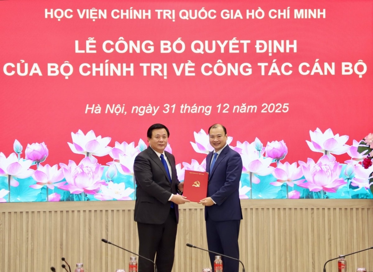 Ông Nguyễn Xuân Thắng, Giám đốc Học viện Chính trị quốc gia Hồ Chí Minh trao quyết định của Bộ Chính trị cho ông Lê Hải Bình. Ảnh: X.T