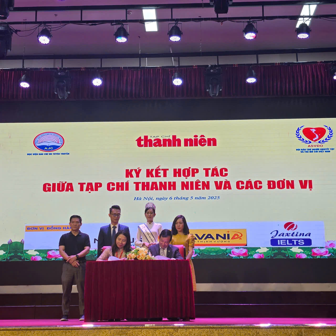 Chào năm mới 2026: Tạp chí Thanh niên cùng tuổi trẻ Việt Nam tự hào, vững tin theo Đảng