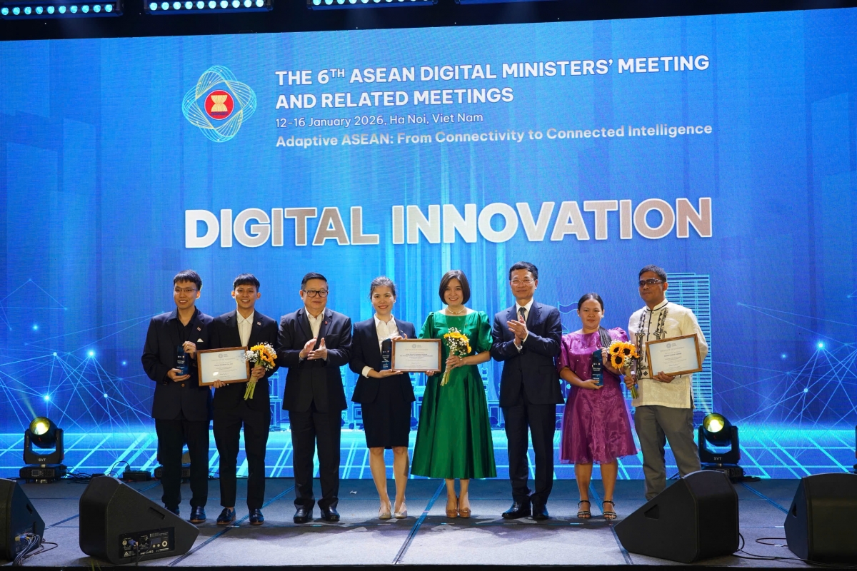 Đại diện Vietcombank (thứ tư từ phải qua) nhận giải Vàng hạng mục Đổi mới sáng tạo số.