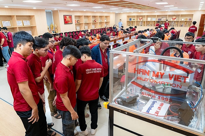 Hàn Mỹ Việt chia sẻ xu hướng robot và nhà máy thông minh tại HUTECH