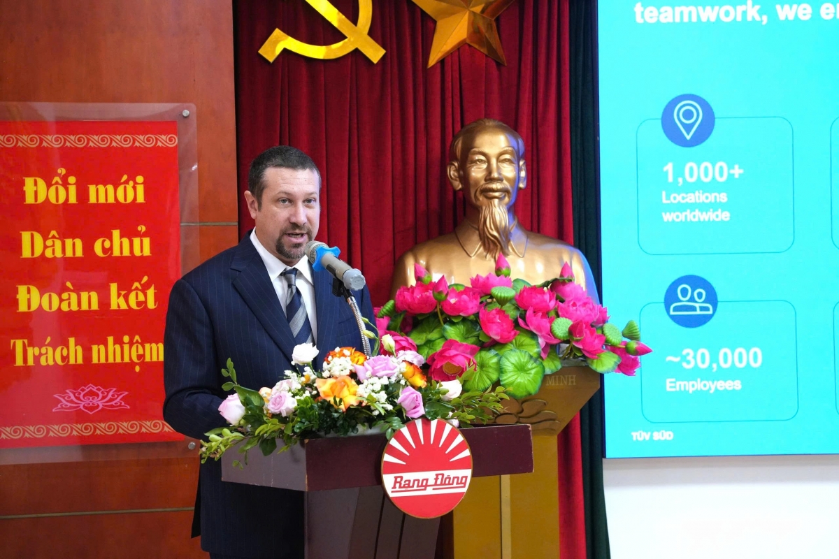 Ông Lionel Montarges - Phó Chủ tịch Dịch vụ Sản phẩm của TÜV SÜD tại Việt Nam đánh giá cao các nỗ lực của Rạng Đông trong việc tuân thủ các tiêu chuẩn khắt khe và cam kết cam kết mạnh mẽ trong việc mang đến những sản phẩm được thị trường toàn cầu tin cậy