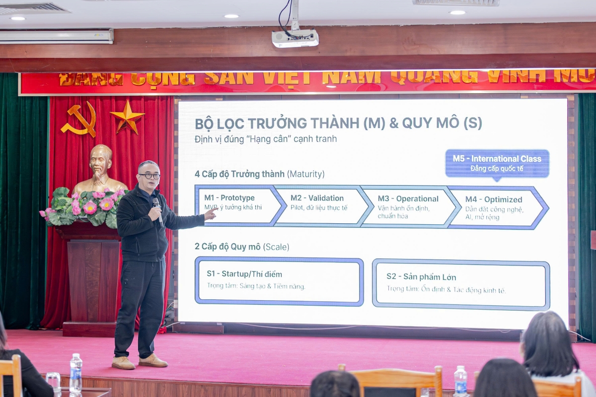 Ông Lâm Quang Nam, Phó Chủ tịch Vinasa chia sẻ thông tin của Giải thưởng Sao Khuê 2026 tại buổi họp báo
