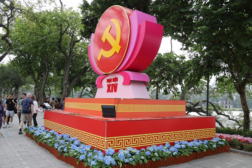 Hà Nội rực rỡ cờ hoa chào mừng Đại hội XIV của Đảng
