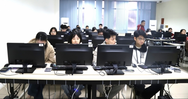 Hàng nghìn thí sinh tham gia Kỳ thi đánh giá tư duy “tranh suất” vào các trường uy tín