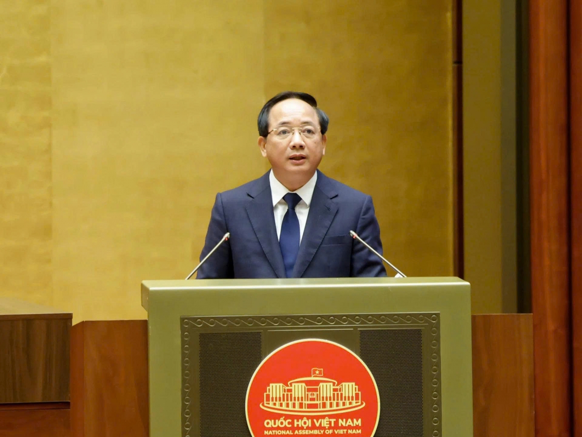 Ủy viên Bộ Chính trị, Bí thư Trung ương Đảng, Trưởng Ban Tuyên giáo và Dân vận Trung ương Trịnh Văn Quyết đã truyền đạt Chuyên đề “Một số vấn đề mới, cốt lõi và kinh nghiệm 40 năm đổi mới trong Văn kiện Đại hội XIV của Đảng”. Ảnh: Như Ý