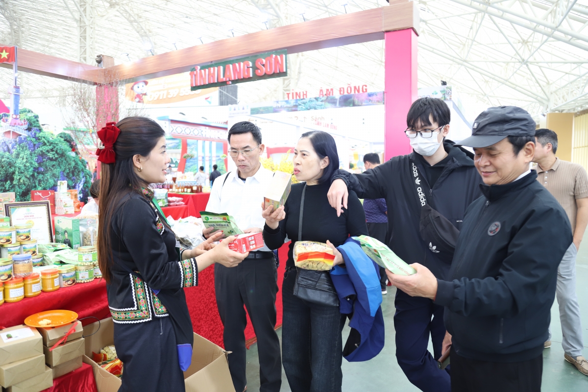 Đi sắm ‘của ngon, vật lạ’ ở Hội chợ Mùa Xuân 2026