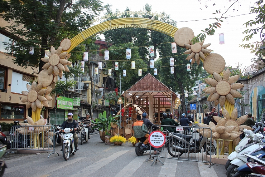 Rực rỡ Chợ hoa Xuân Phố cổ Hà Nội cận Tết Bính Ngọ 2026