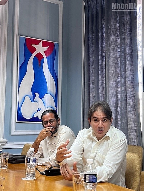 Vượt đại dương mang sách đến với các bạn Cuba