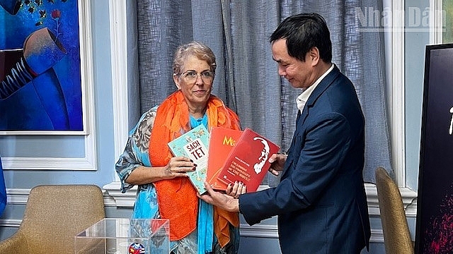 Vượt đại dương mang sách đến với các bạn Cuba