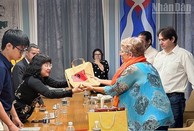 Vượt đại dương mang sách đến với các bạn Cuba