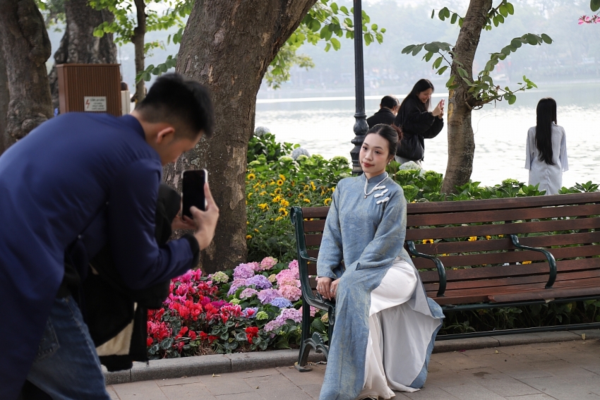 Hồ Gươm rực sắc đào xuân, thành điểm check-in 