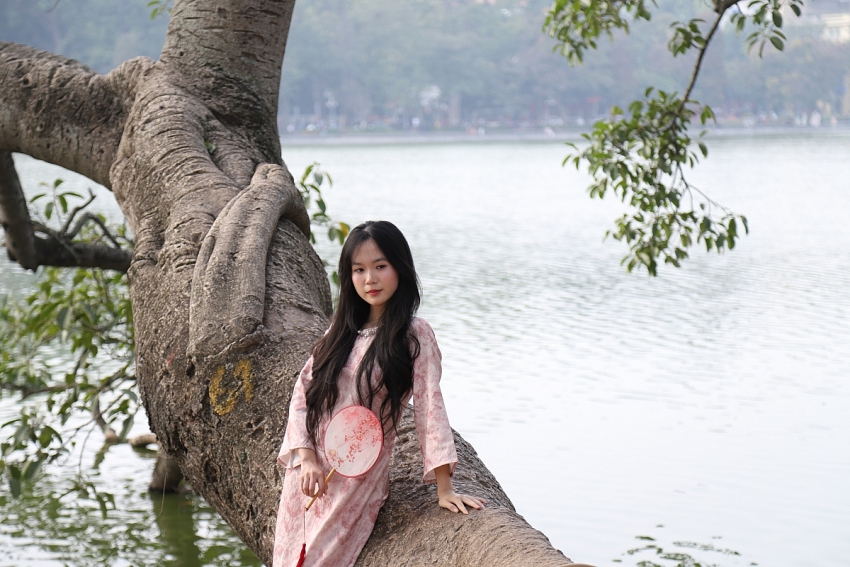 Hồ Gươm rực sắc đào xuân, thành điểm check-in 