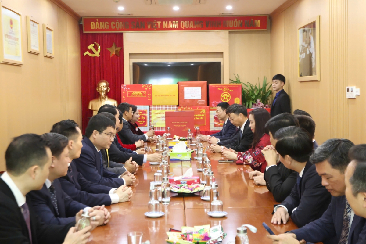 Bộ trưởng Nguyễn Mạnh Hùng, Thứ trưởng Bùi Hoàng Phương, Thứ trưởng Hoàng Minh cùng Lãnh đạo các đơn vị thuộc Bộ KH&CN chụp ảnh lưu niệm với Ban Quản lý Khu Di tích Phủ Chủ tịch.