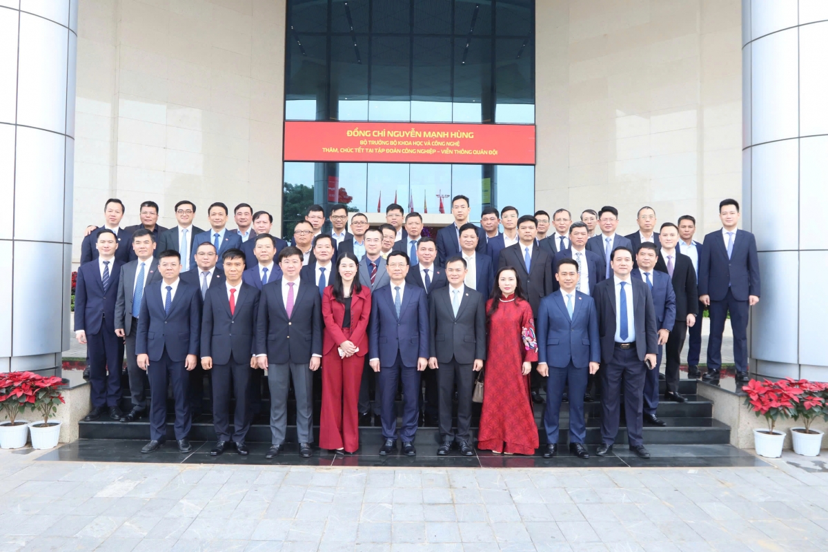 Bộ trưởng Nguyễn Mạnh Hùng, Thứ trưởng Bùi Hoàng Phương, Thứ trưởng Hoàng Minh cùng Lãnh đạo các đơn vị thuộc Bộ KH&CN chụp ảnh lưu niệm cùng các cán bộ, công chức, viên chức của Cục Bưu điện Trung ương.