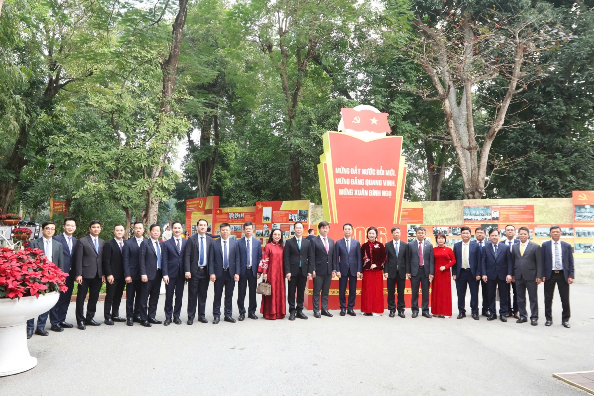 Bộ trưởng Nguyễn Mạnh Hùng, Thứ trưởng Bùi Hoàng Phương cùng đoàn đại biểu Bộ KH&CN thăm Khu Di tích K9 Đá Chông.