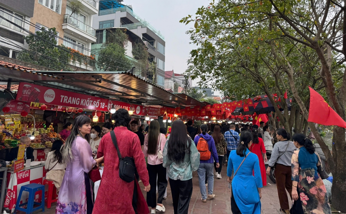 Hà Nội tăng cường giao thông, an ninh để người dân đi lễ Phủ Tây Hồ văn minh, an toàn