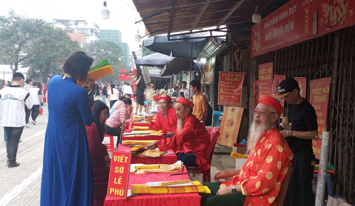Hà Nội tăng cường giao thông, an ninh để người dân đi lễ Phủ Tây Hồ văn minh, an toàn