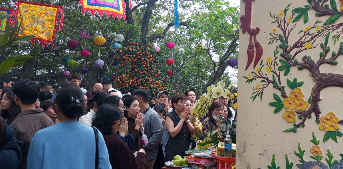 Hà Nội tăng cường giao thông, an ninh để người dân đi lễ Phủ Tây Hồ văn minh, an toàn