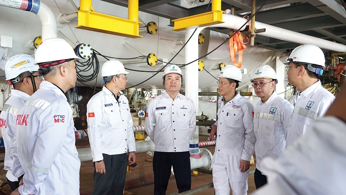 Tổng Giám đốc PTSC Trần Hồ Bắc báo cáo Chủ tịch HĐTV Petrovietnam Lê Ngọc Sơn về công tác bảo đảm an toàn, chất lượng và tiến độ thi công tại công trường Dự án Lô B (1-2026)