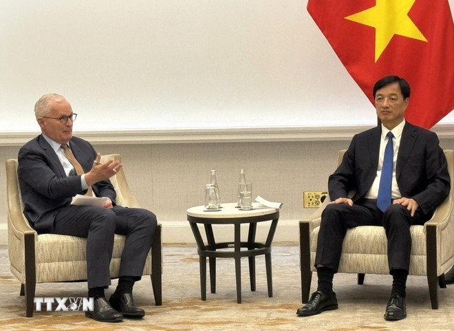 Bí thư Thành ủy Hà Nội Nguyễn Duy Ngọc trao đổi với Chủ tịch Hiệp hội công nghiệp bán dẫn Hoa Kỳ (SIA) John Neuffer - Ảnh: Đoàn Hùng/TTXVN