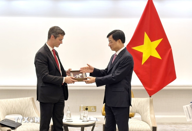 Bí thư Thành ủy Hà Nội Nguyễn Duy Ngọc tặng quà lưu niệm cho Phó Chủ tịch phụ trách các sáng kiến công nghệ chiến lược của Đại học Bang Arizona (ASU) Kevin McGinni - Ảnh: Ngọc Quang/TTXVN