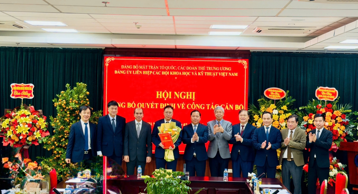 Các đồng chí lãnh đạo Đảng ủy Mặt trận Tổ quốc, các đoàn thể Trung ương; Viện Hàn lâm Khoa học và Công nghệ Việt Nam và Liên hiệp Hội Việt Nam chúc mừng GS.VS.Châu Văn Minh