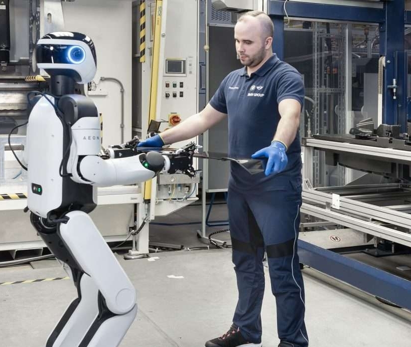 BMW đưa robot hình người vào nhà máy tại Đức