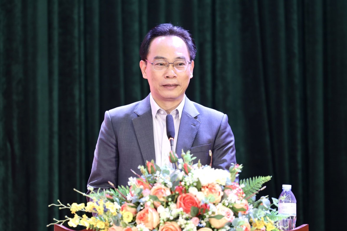 Ông Hoàng Minh Sơn trình bày chương trình hành động khi tiếp xúc cử tri, ngày 2/3 tại xã Thanh Oai, Thành phố Hà Nội. Ảnh: MOET