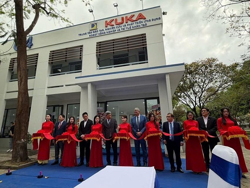 KUKA Việt Nam và Đại học Bách khoa Đà Nẵng khai trương Trung tâm Robot & AI