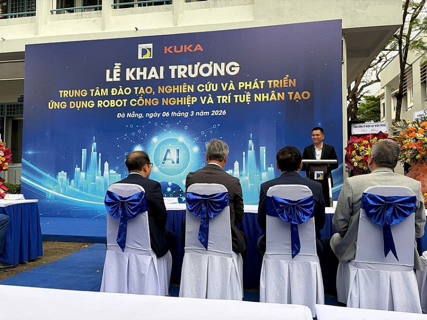 KUKA Việt Nam và Đại học Bách khoa Đà Nẵng khai trương Trung tâm Robot & AI