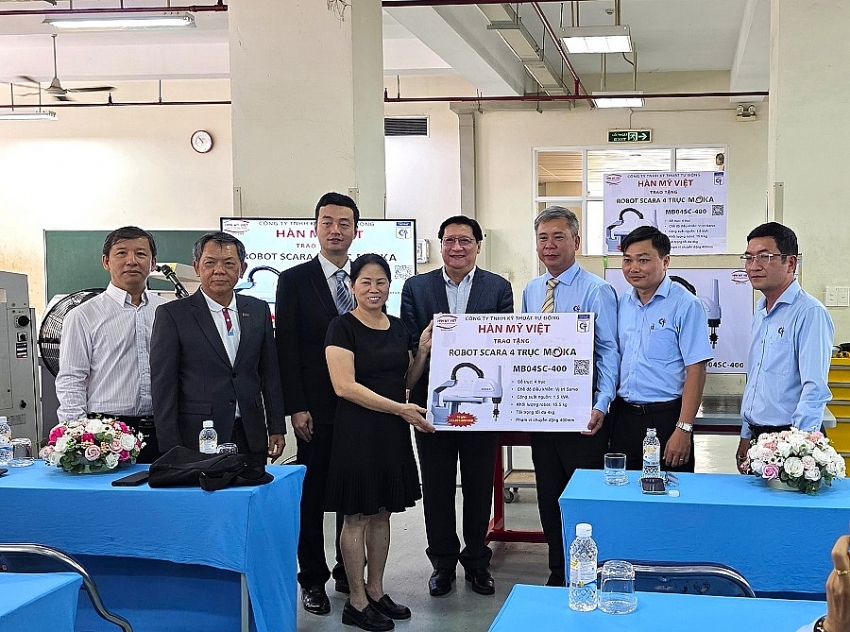 HAuA và doanh nghiệp tăng cường đào tạo robot cho sinh viên Cao đẳng Kỹ thuật Cao Thắng