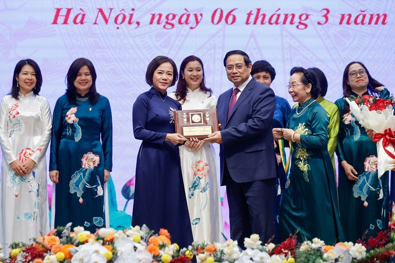 Thủ tướng Phạm Minh Chính gặp gỡ các nhà khoa học nữ đạt Giải thưởng Kovalevskaia