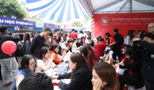 Hàng nghìn học sinh háo hức được giải đáp thắc mắc, định hướng nghề nghiệp