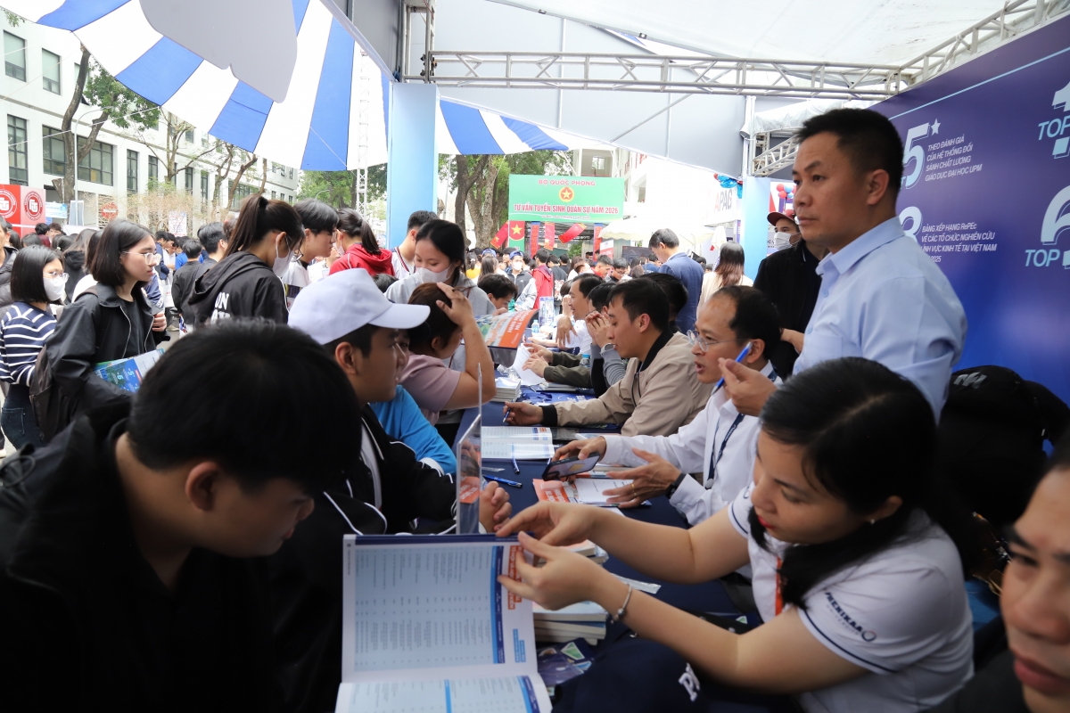 Hàng nghìn học sinh háo hức được giải đáp thắc mắc, định hướng nghề nghiệp