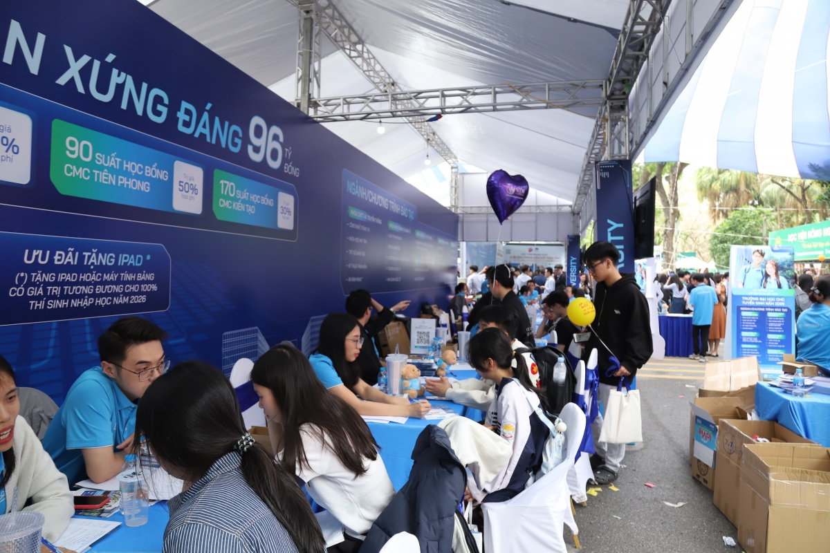 Hàng nghìn học sinh háo hức được giải đáp thắc mắc, định hướng nghề nghiệp