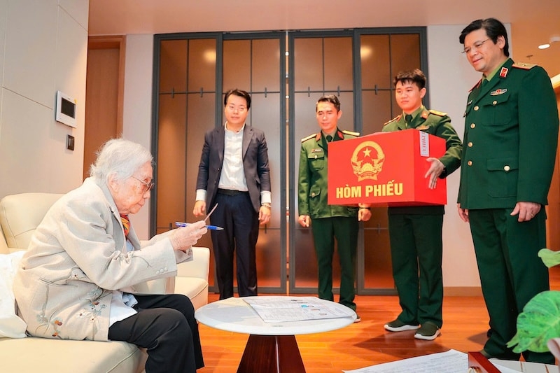 Cử tri Hà Nội thực hiện quyền công dân qua từng lá phiếu