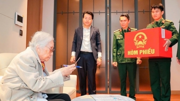 Cử tri Hà Nội thực hiện quyền công dân qua từng lá phiếu