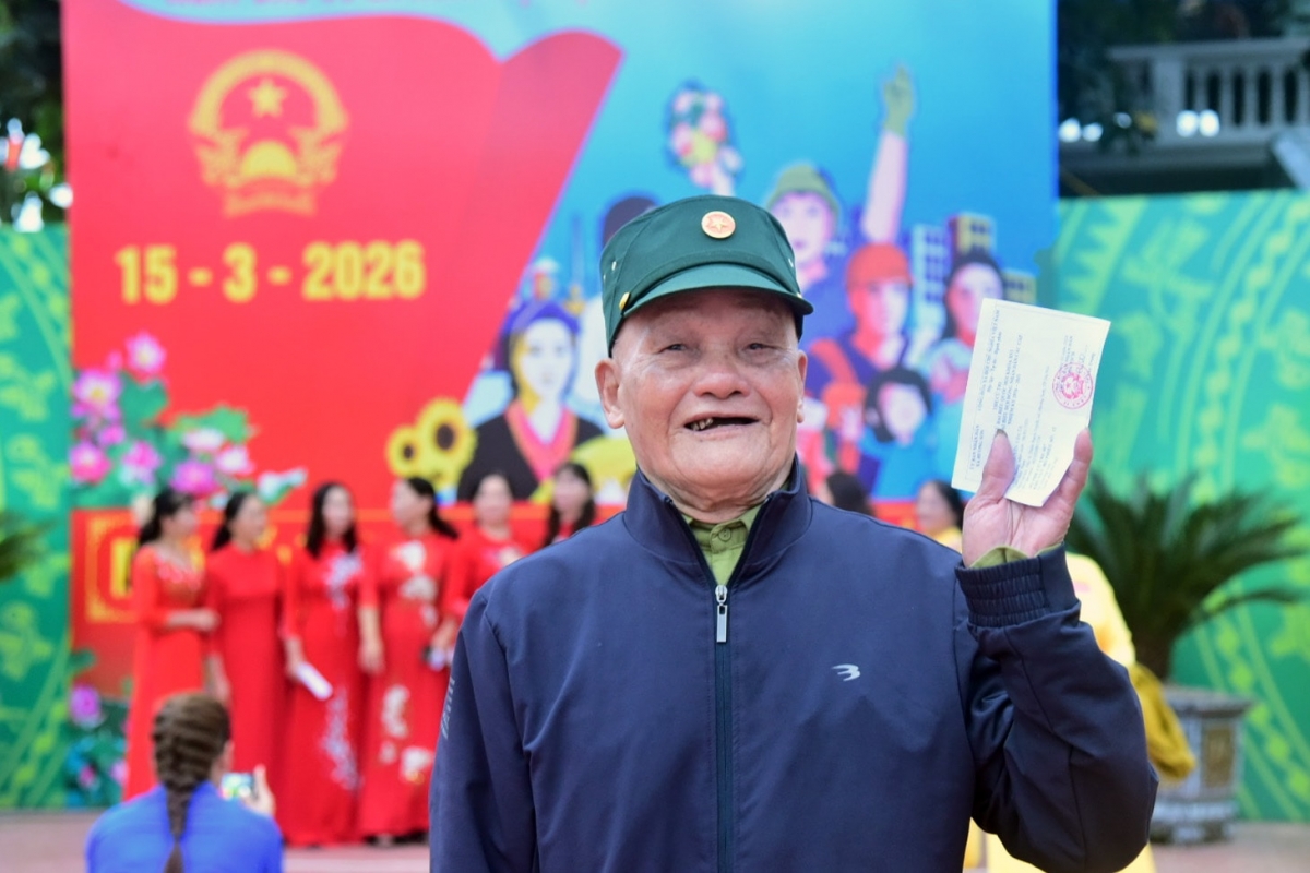 Cử tri Hà Nội thực hiện quyền công dân qua từng lá phiếu